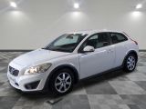 La Volvo C-Cross blanche est garée sur un sol à damier