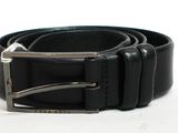 une ceinture en cuir noir ornée d'une boucle en argent