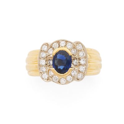 BAGUE retenant en son centre un saphir ovale dans un entoura…