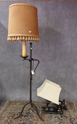 une lampe posée sur une table