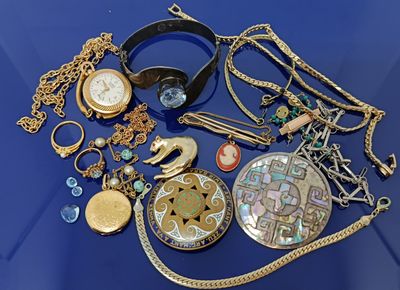 de nombreux bijoux de toutes sortes posés sur une table bleue