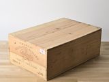 une caisse en bois posée sur un parquet