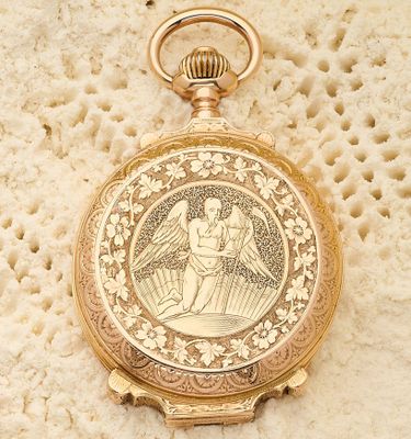 une image représentant une montre de poche en or sur laquelle figure le portrait d'une femme