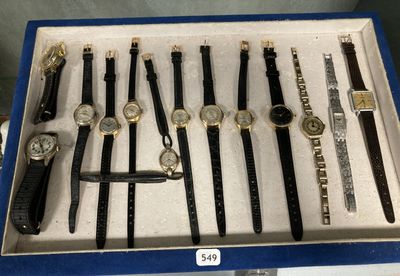 beaucoup de montres rangées dans une boîte
