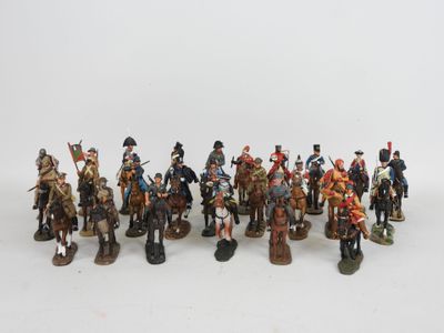 figurines représentant des soldats à cheval et des cavaliers en uniforme