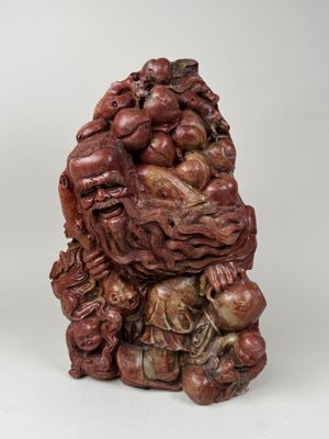 deux figurines chinoises sculptées représentant des singes sur un tas de crânes