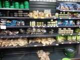 de nombreux rayons proposant différents types de produits alimentaires dans le magasin