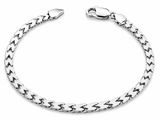 un bracelet en argent orné d'un motif tressé sur fond blanc