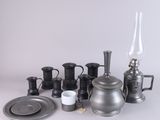 un grand nombre d'objets différents posés sur la table