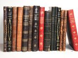 de nombreux livres anciens alignés sur une étagère