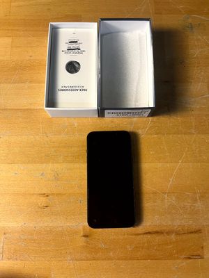 une boîte contenant un téléphone, posée sur une table en bois