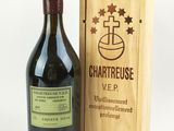 une caisse en bois contenant une bouteille de vin et une caisse en bois sur laquelle est apposée une étiquette