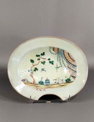 une image représentant une assiette sur laquelle est posé un oiseau, posée sur une table