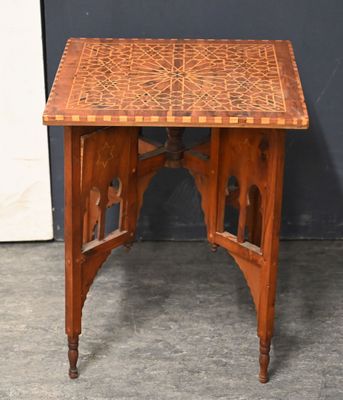 une image représentant une petite table en bois avec un motif sur le plateau