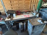 un homme travaillant sur un établi dans un garage