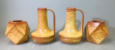 trois vases posés l'un à côté de l'autre sur une table