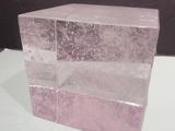 un morceau de marbre rose posé sur une table blanche