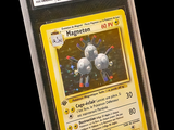 une image d'une carte Pokémon dans un étui en plastique