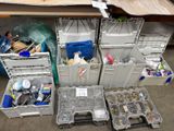 de nombreuses caisses contenant des outils et d'autres objets, posées par terre