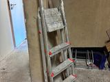une échelle adossée au mur d'une pièce