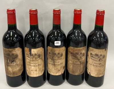 six bouteilles de vin sont alignées sur une surface blanche