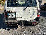 une camionnette blanche garée dans un parking