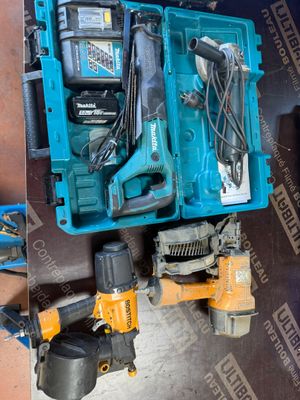 de nombreux outils posés sur une table