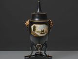 un vase noir orné d'une peinture, posé sur un socle
