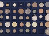 un assortiment de pièces de monnaie dans une vitrine bleue posée sur une table
