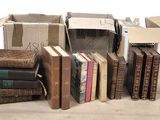 plusieurs livres empilés sur une table