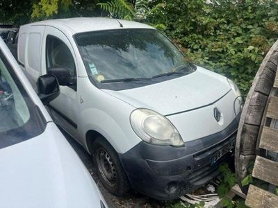 une camionnette blanche garée à côté d'autres voitures