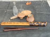 deux cuillères en bois, une bouteille en verre et une paire de baguettes posées sur une table