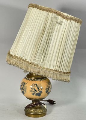 une image d'une lampe de table avec un abat-jour beige