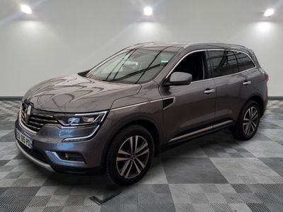 la voiture grise est garée sur le sol en damier d'un garage