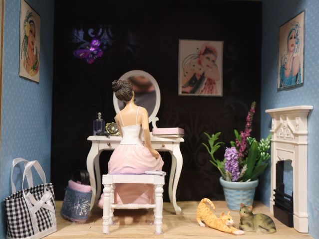 Diorama. Composition miniature, dans une vitrine en bois, vitre e...