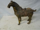 une statue de cheval posée sur une table