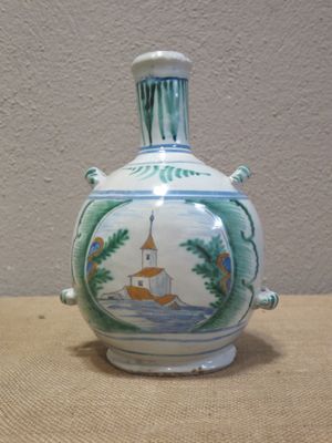 un petit vase décoré d'une peinture, posé sur une table