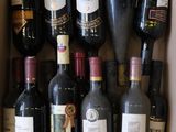 plusieurs bouteilles de vin dans une caisse sur la table