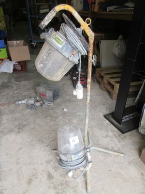 une photo représentant une poubelle et un seau dans un garage
