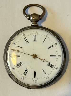 horloge avec des chiffres romains sur fond blanc et effet d'ombre