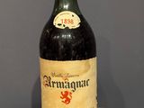 une bouteille de vin posée sur un tonneau en bois