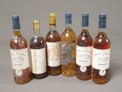 plusieurs bouteilles de vin sont alignées sur une table