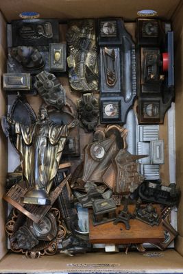 une boîte remplie d'objets assortis qui s'y trouvent