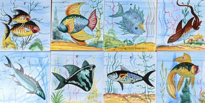 de nombreux types de poissons représentés sur le carrelage