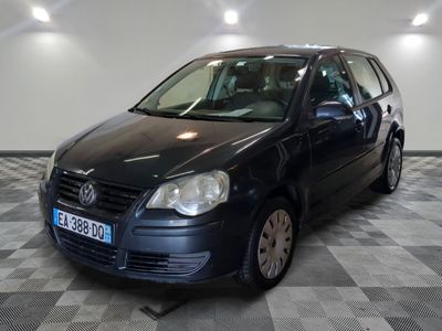 une voiture noire garée sur un sol en damier
