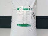 un sachet de poudre blanche posé sur un comptoir