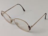 une paire de lunettes posée sur une surface blanche, sur fond blanc