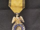 un gros plan d'une médaille sur laquelle figure un aigle