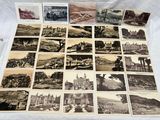 plusieurs vieilles photos en noir et blanc d'un ensemble de bâtiments