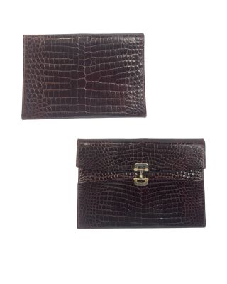 deux portefeuilles en cuir d'alligator marron sur fond blanc